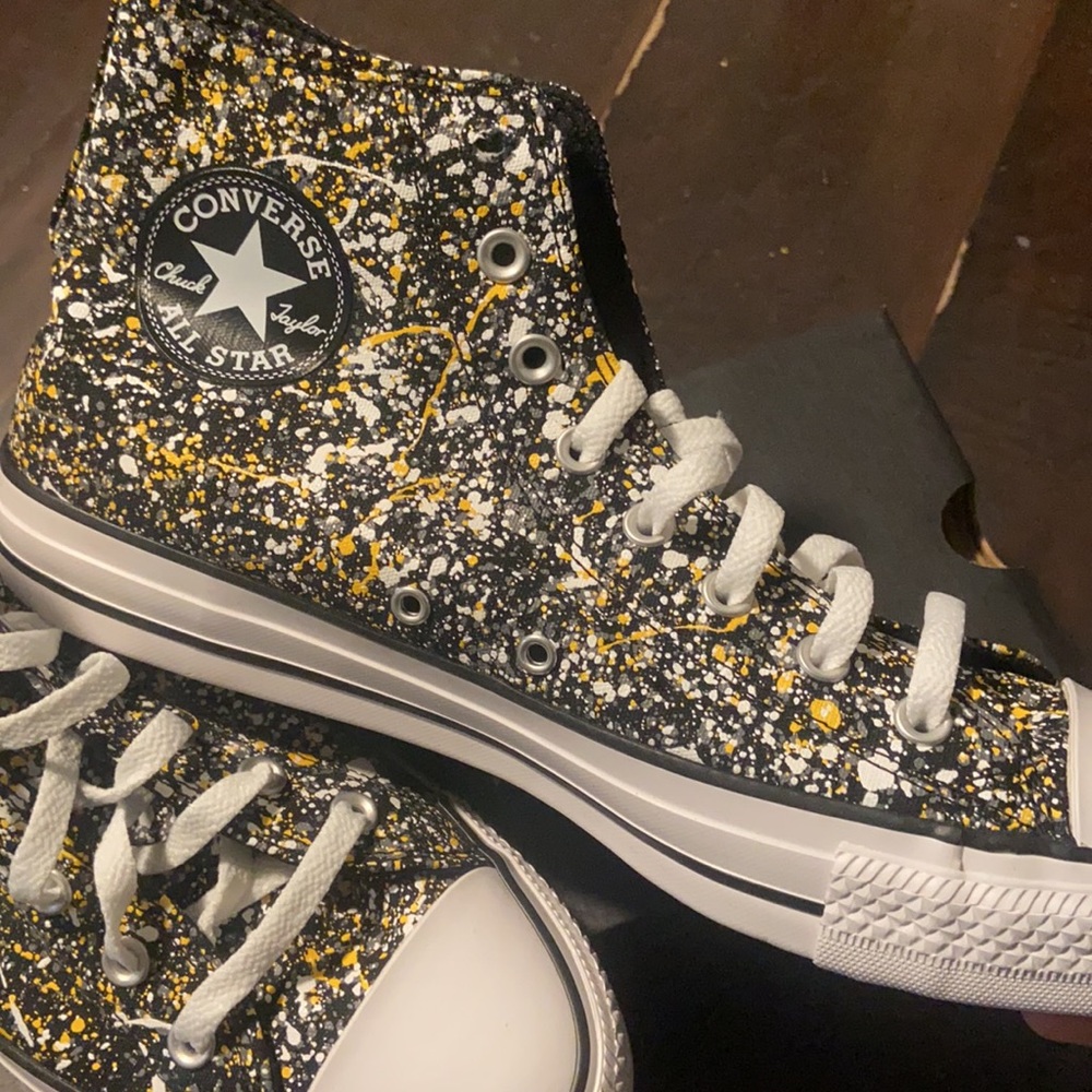 Converse all star men’s sneaker, paint splatter design. New in box!